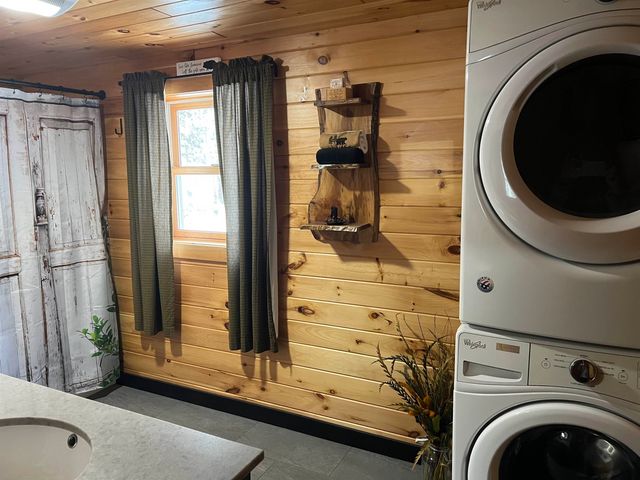 33 Timberland Road, Pittsburg, NH 03592