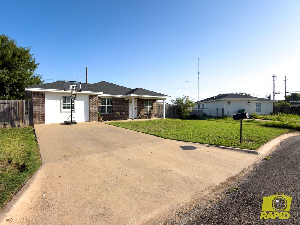 Image 3 of property listing at 614 W 25th Street, San Angelo, TX 76903