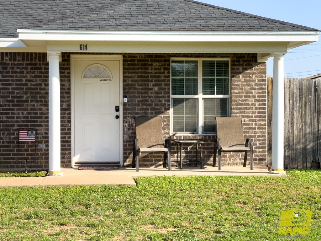 Image 4 of property listing at 614 W 25th Street, San Angelo, TX 76903