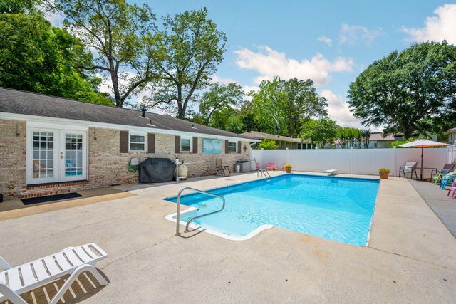 301 Clebourne Avenue, Chickamauga, GA 30707