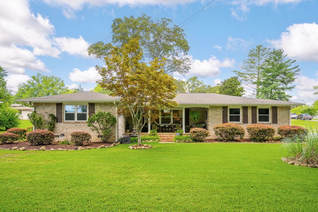 301 Clebourne Avenue, Chickamauga, GA 30707