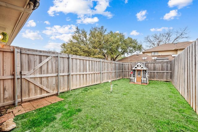2611 Cummings Drive, Bedford, TX 76021