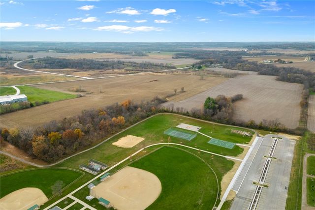 4505 Urbana Road, Center Point, IA 52213