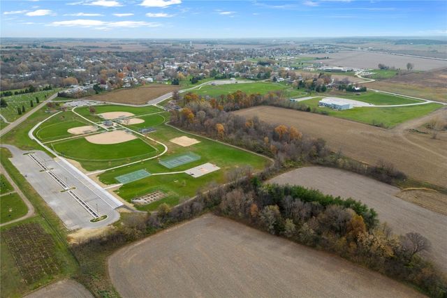 4505 Urbana Road, Center Point, IA 52213