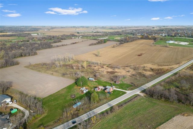 4505 Urbana Road, Center Point, IA 52213