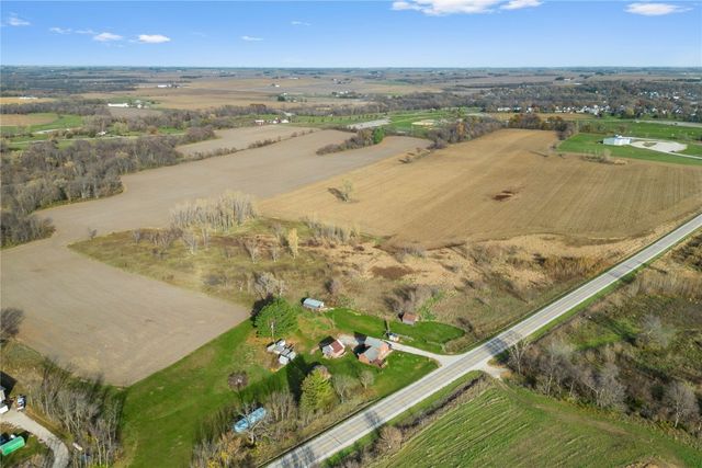 4505 Urbana Road, Center Point, IA 52213