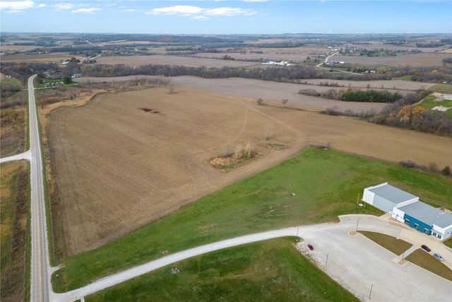 4505 Urbana Road, Center Point, IA 52213