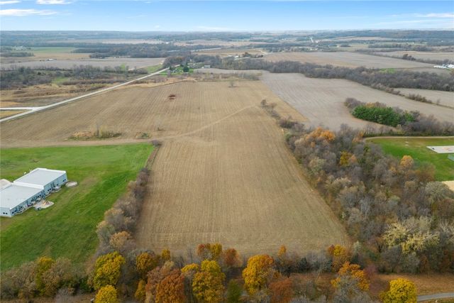 4505 Urbana Road, Center Point, IA 52213