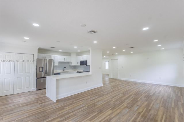30 NW 159th St, Miami, FL 33169