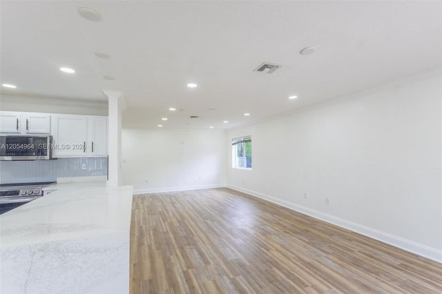 30 NW 159th St, Miami, FL 33169