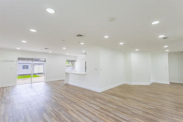 30 NW 159th St, Miami, FL 33169