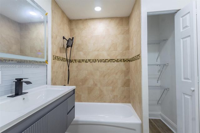 30 NW 159th St, Miami, FL 33169