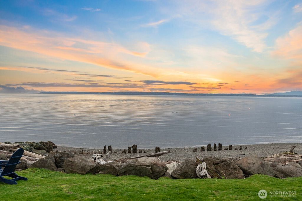 2508 Sunlight Beach Road, Clinton, WA 98236
