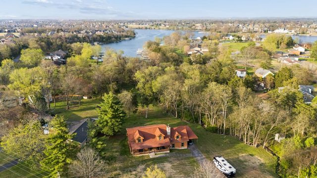 1201 Dickerson Bay Dr, Gallatin, TN 37066