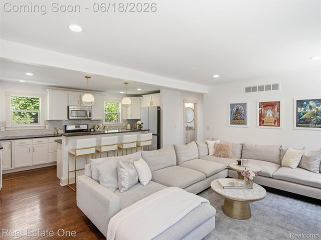 10125 Borgman Avenue, Huntington Woods, MI 48070