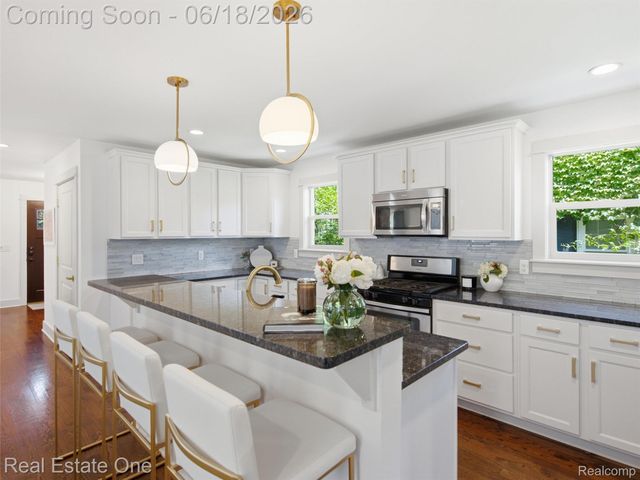 10125 Borgman Avenue, Huntington Woods, MI 48070