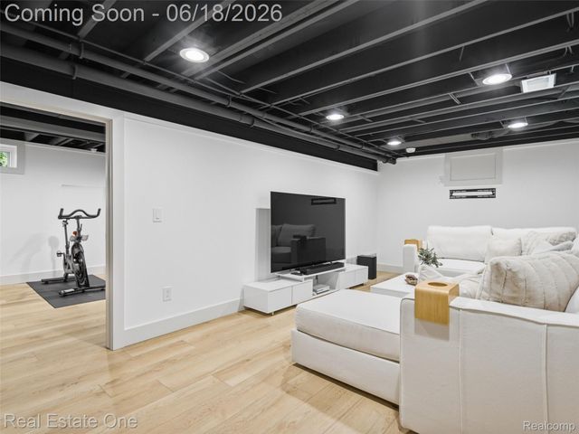 10125 Borgman Avenue, Huntington Woods, MI 48070