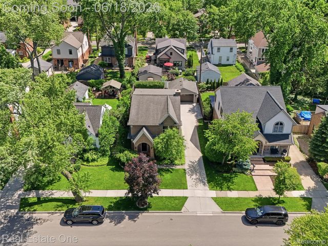 10125 Borgman Avenue, Huntington Woods, MI 48070