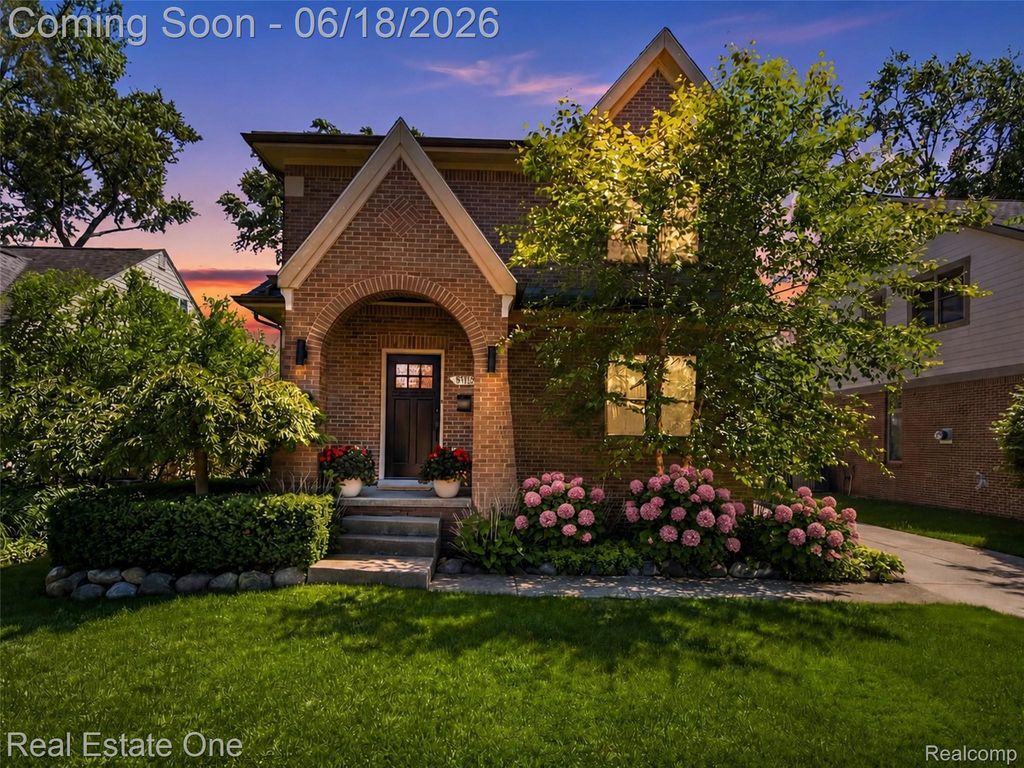 10125 Borgman Avenue, Huntington Woods, MI 48070