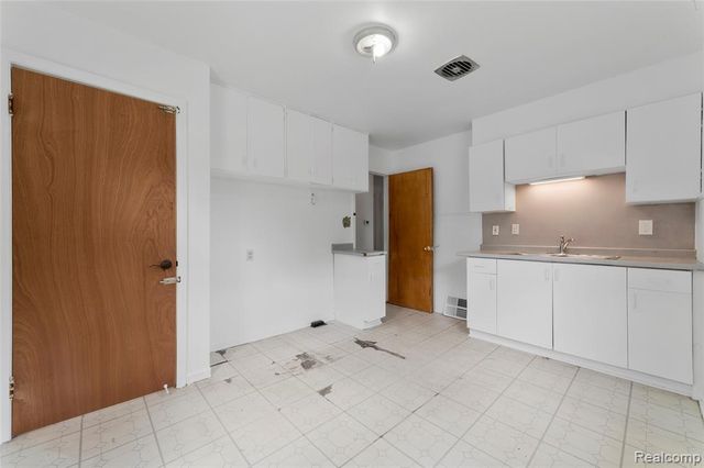 12000 Bramell, Redford, MI 48239