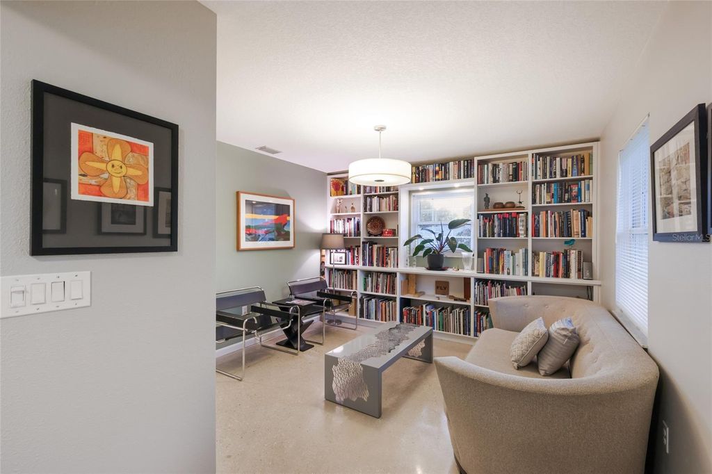 Image 17 of property listing at 428 SAPPHIRE DRIVE, Sarasota, FL 34234