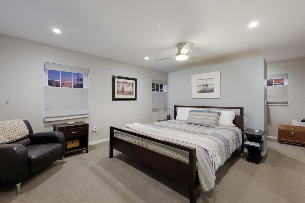 Image 18 of property listing at 428 SAPPHIRE DRIVE, Sarasota, FL 34234