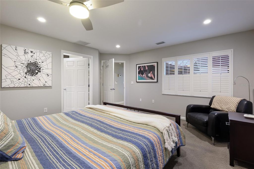 Image 19 of property listing at 428 SAPPHIRE DRIVE, Sarasota, FL 34234