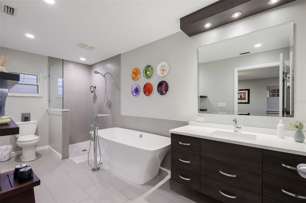 Image 20 of property listing at 428 SAPPHIRE DRIVE, Sarasota, FL 34234