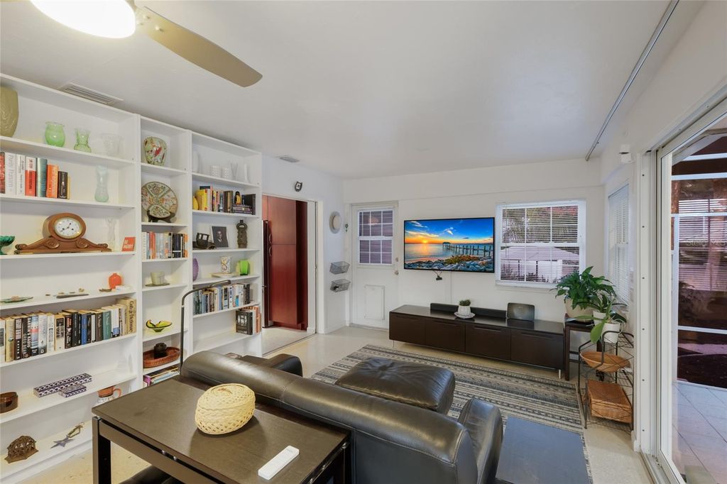 Image 23 of property listing at 428 SAPPHIRE DRIVE, Sarasota, FL 34234