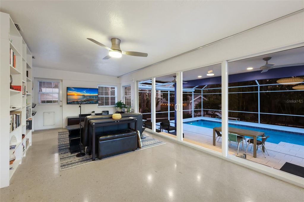 Image 26 of property listing at 428 SAPPHIRE DRIVE, Sarasota, FL 34234