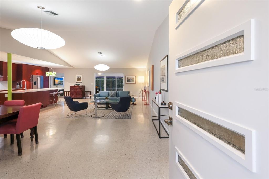 Image 4 of property listing at 428 SAPPHIRE DRIVE, Sarasota, FL 34234