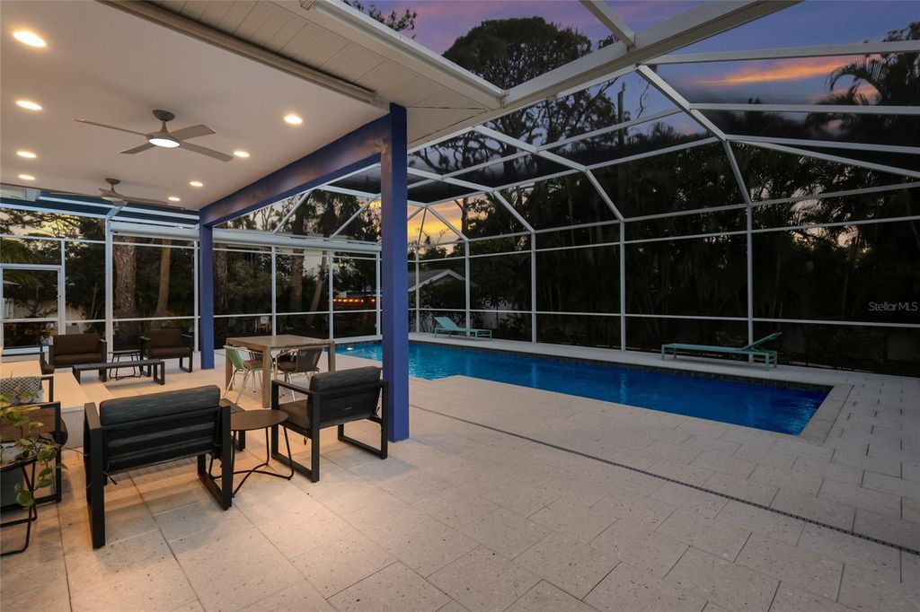 Image 36 of property listing at 428 SAPPHIRE DRIVE, Sarasota, FL 34234