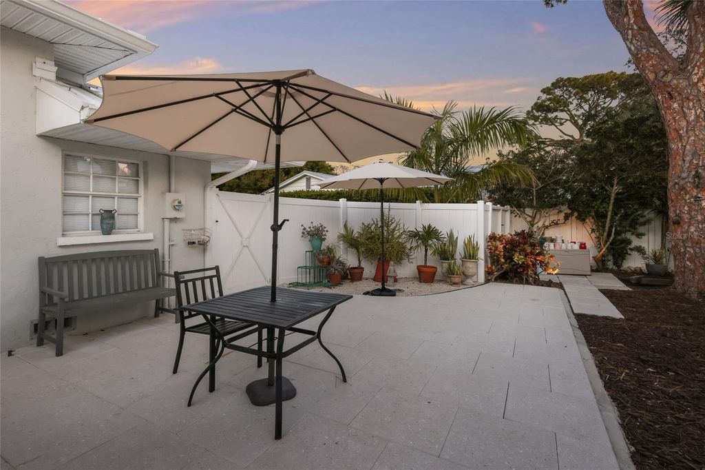 Image 37 of property listing at 428 SAPPHIRE DRIVE, Sarasota, FL 34234