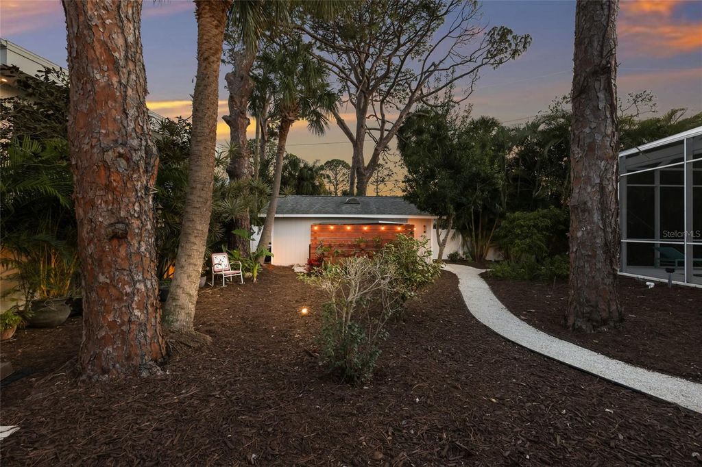 Image 39 of property listing at 428 SAPPHIRE DRIVE, Sarasota, FL 34234