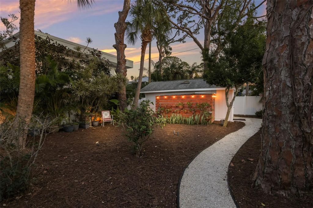 Image 40 of property listing at 428 SAPPHIRE DRIVE, Sarasota, FL 34234