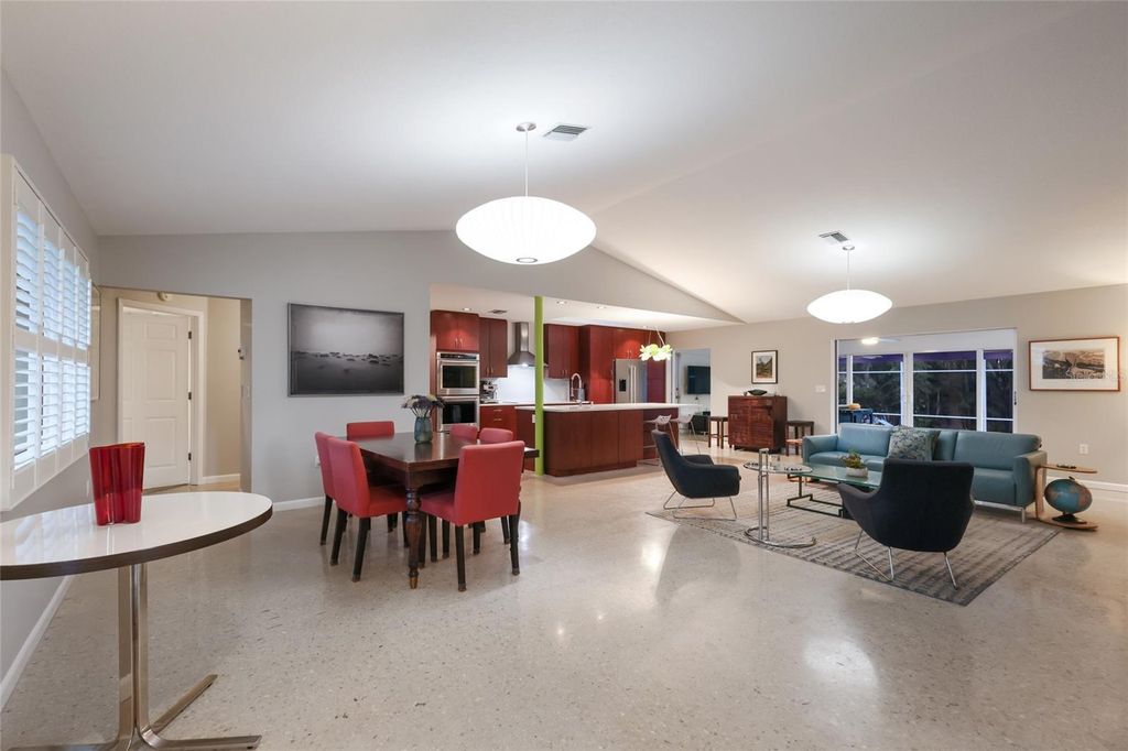 Image 5 of property listing at 428 SAPPHIRE DRIVE, Sarasota, FL 34234