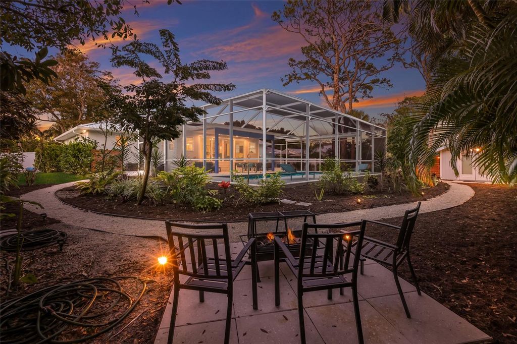 Image 44 of property listing at 428 SAPPHIRE DRIVE, Sarasota, FL 34234