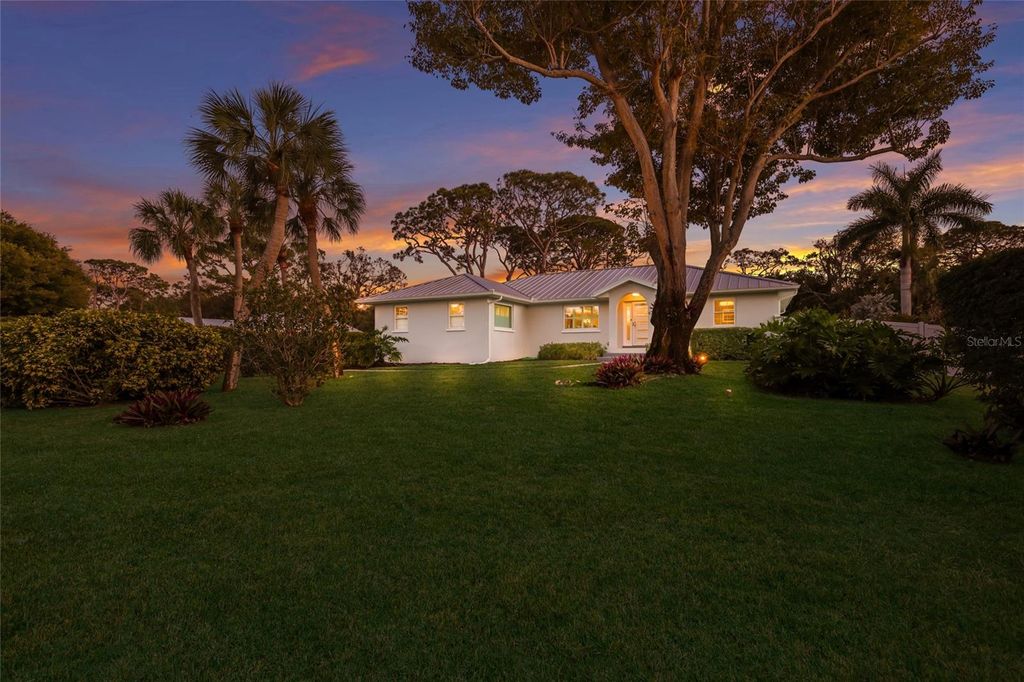 Image 47 of property listing at 428 SAPPHIRE DRIVE, Sarasota, FL 34234