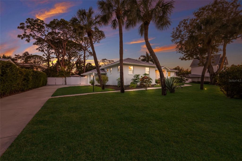 Image 48 of property listing at 428 SAPPHIRE DRIVE, Sarasota, FL 34234