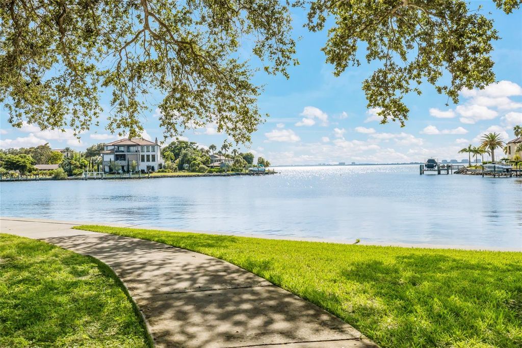 Image 51 of property listing at 428 SAPPHIRE DRIVE, Sarasota, FL 34234