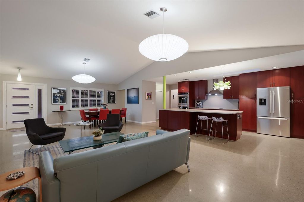 Image 7 of property listing at 428 SAPPHIRE DRIVE, Sarasota, FL 34234