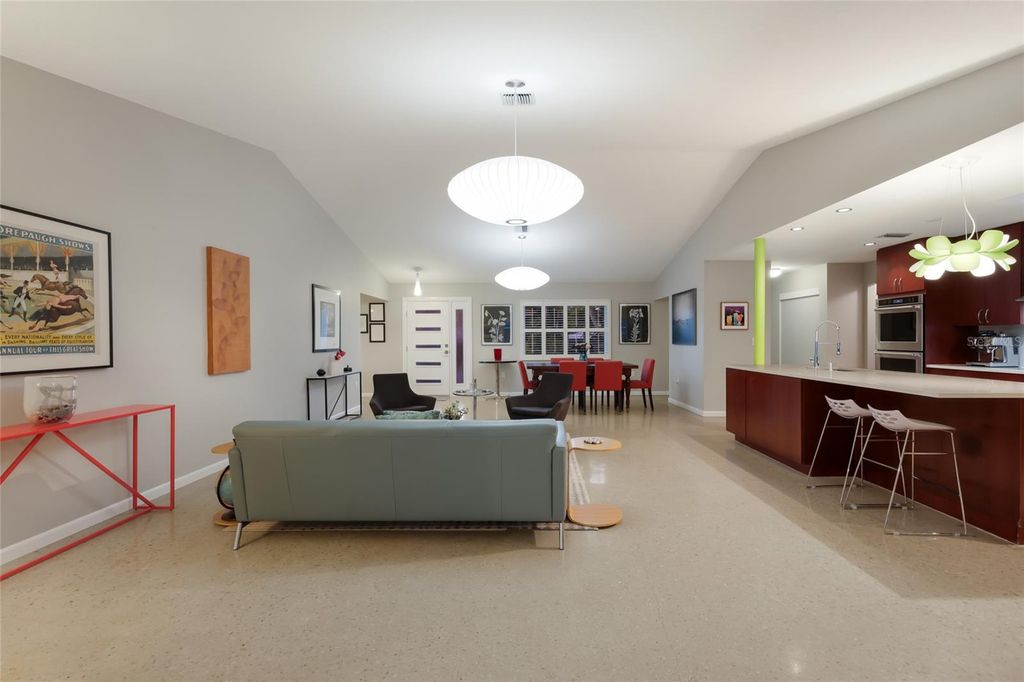 Image 8 of property listing at 428 SAPPHIRE DRIVE, Sarasota, FL 34234