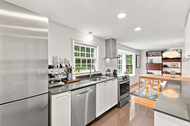 52 Blue Hills Rd, Amherst, MA 01002