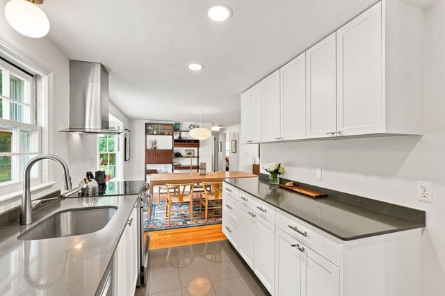 52 Blue Hills Rd, Amherst, MA 01002
