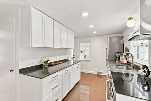 52 Blue Hills Rd, Amherst, MA 01002