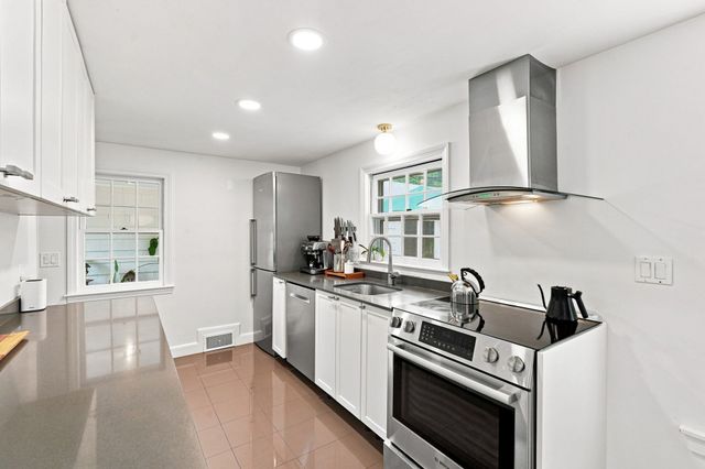 52 Blue Hills Rd, Amherst, MA 01002