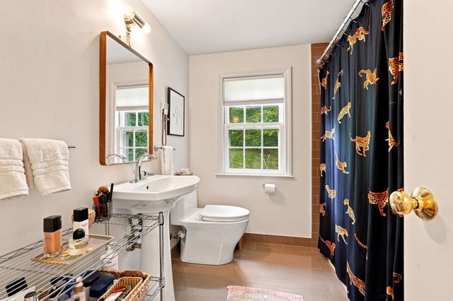 52 Blue Hills Rd, Amherst, MA 01002