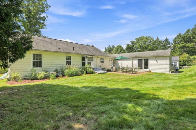 52 Blue Hills Rd, Amherst, MA 01002