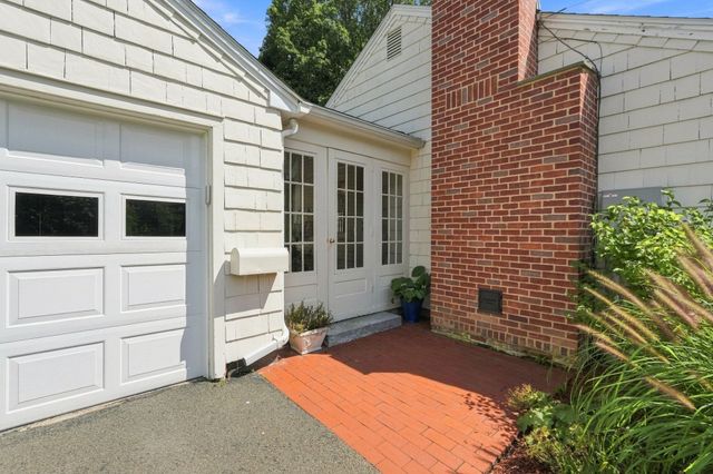 52 Blue Hills Rd, Amherst, MA 01002