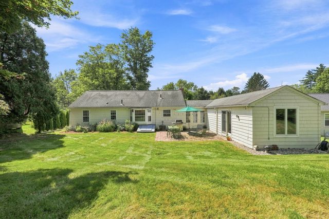 52 Blue Hills Rd, Amherst, MA 01002